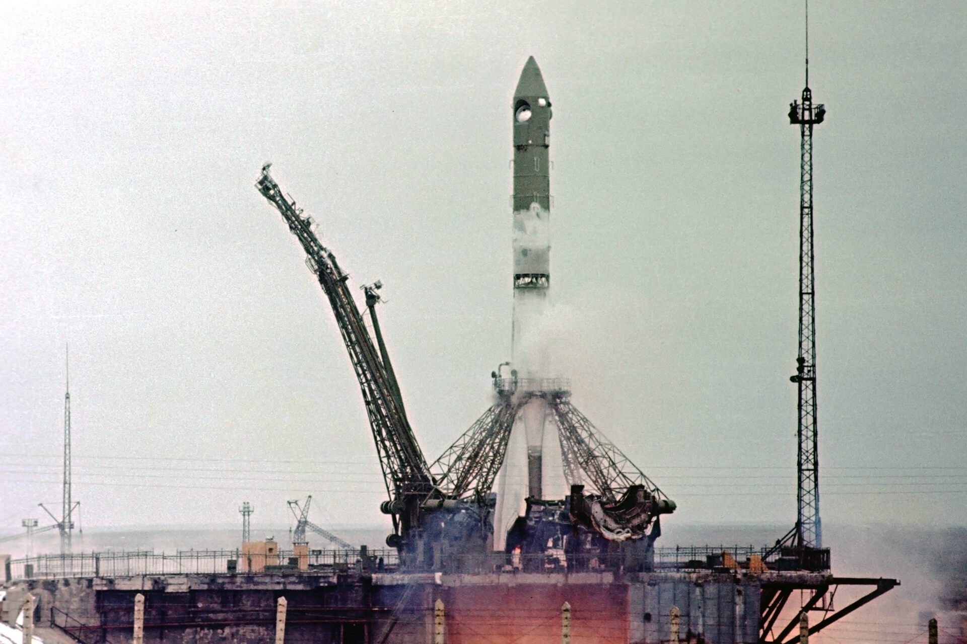 Первые космические ракеты. Ракета Восход 2 Леонова. Старт корабля Восход-2 Леонов. Корабль Восток 2 Леонов. Старт ракеты Восход 2.